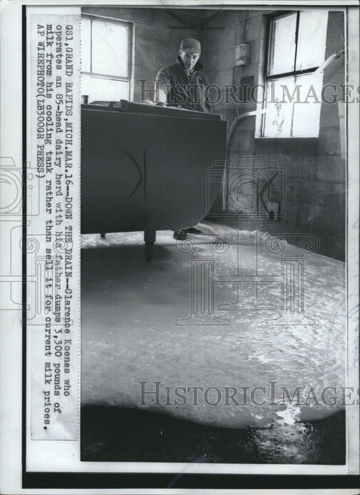 1967 Press Photo Clarence Koenes,dairy farmer has to dump 3,300lbs of milk - Historic Images