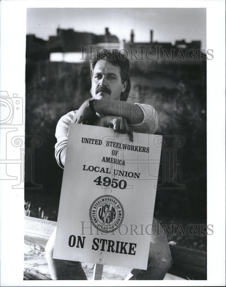 1990 Press Photo Paul Perrault,3rd generation miner,pickets Empire Mine - Historic Images