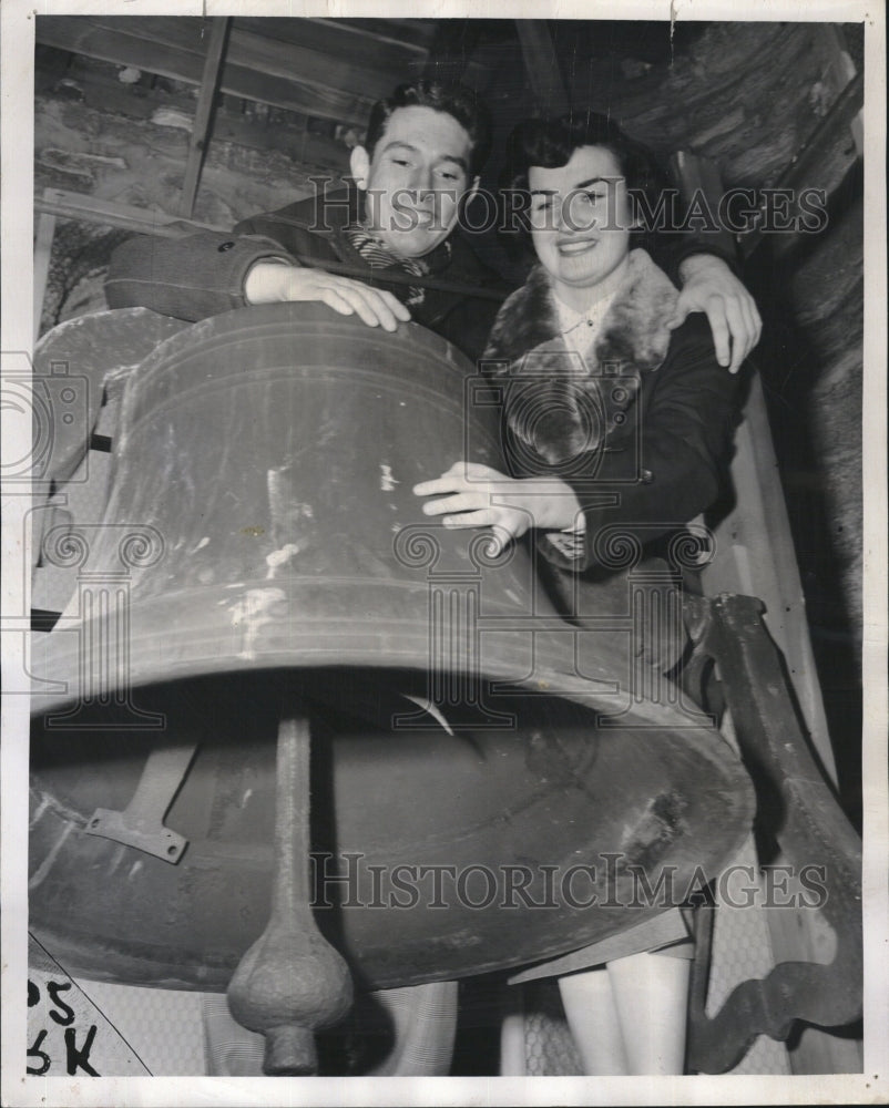 1952 Press Photo Tom Askew & Jean Somerville at Tower Bell of Wheaton College - Historic Images