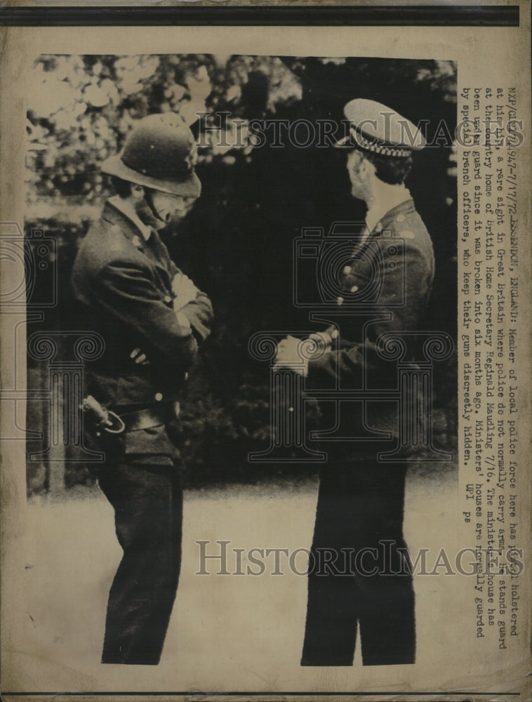 19752 Press Photo Member of police force w/ pistol rare sight in Great Britain - Historic Images