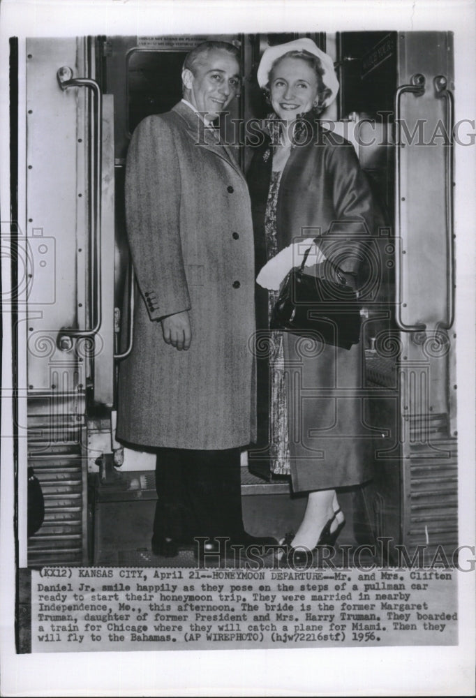 1956 Press Photo Mr &amp; Mrs Clifton Daniel Jr on their honeymoon - Historic Images