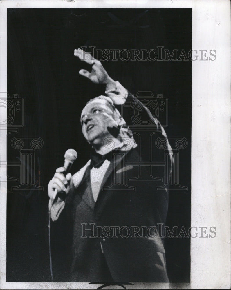 1975 Press Photo Singer, Frank Sinatra performing live on stage - RSM11537 - Historic Images