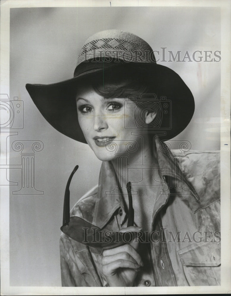 1975 Press Photo Star Hat Summer Hat Jacki By Fashion Designer - Historic Images