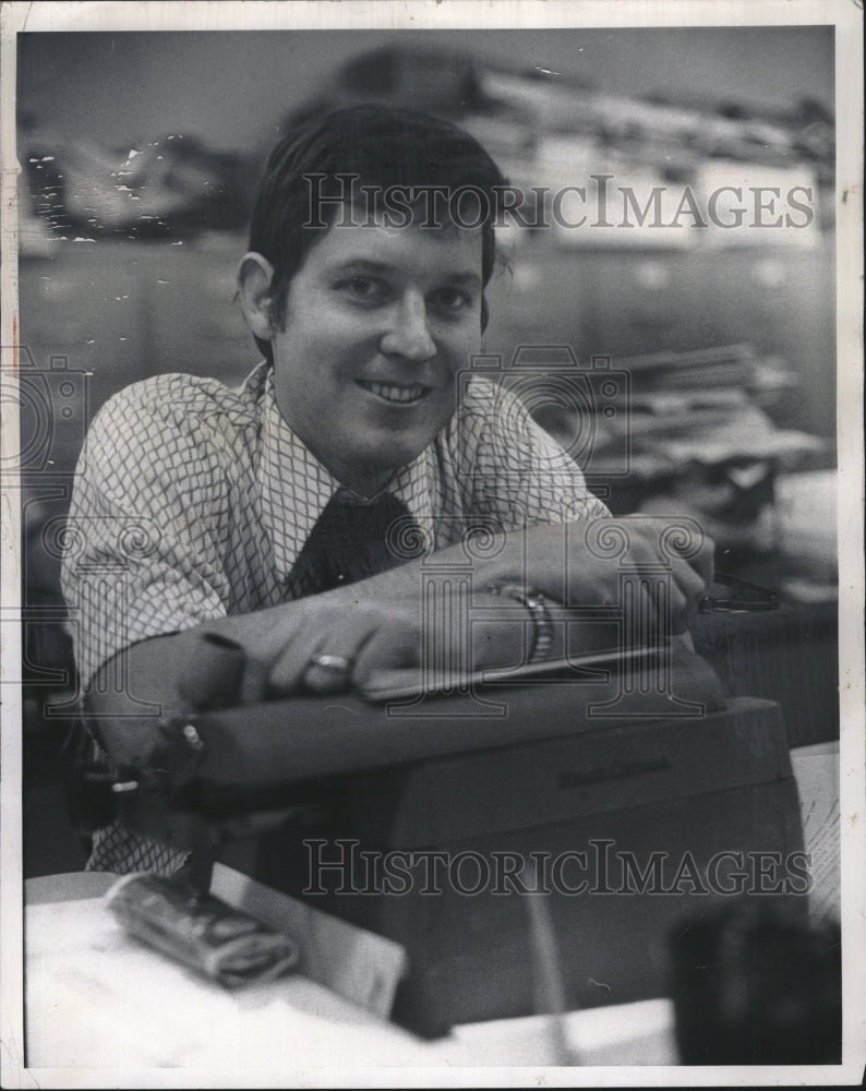 1974 Press Photo Dennis Byrne, Chicago Daily News Reporter - RSM11807 - Historic Images