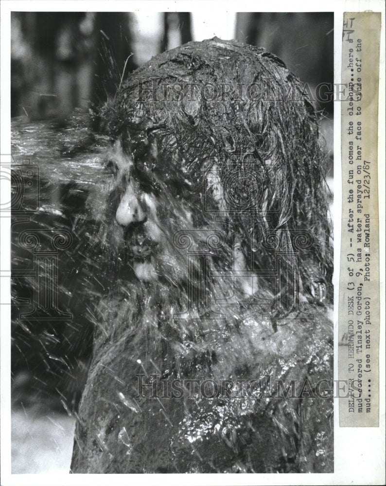 1987 Press Photo Tinsley Gordon covered in mud in Florida - RSM11845 - Historic Images