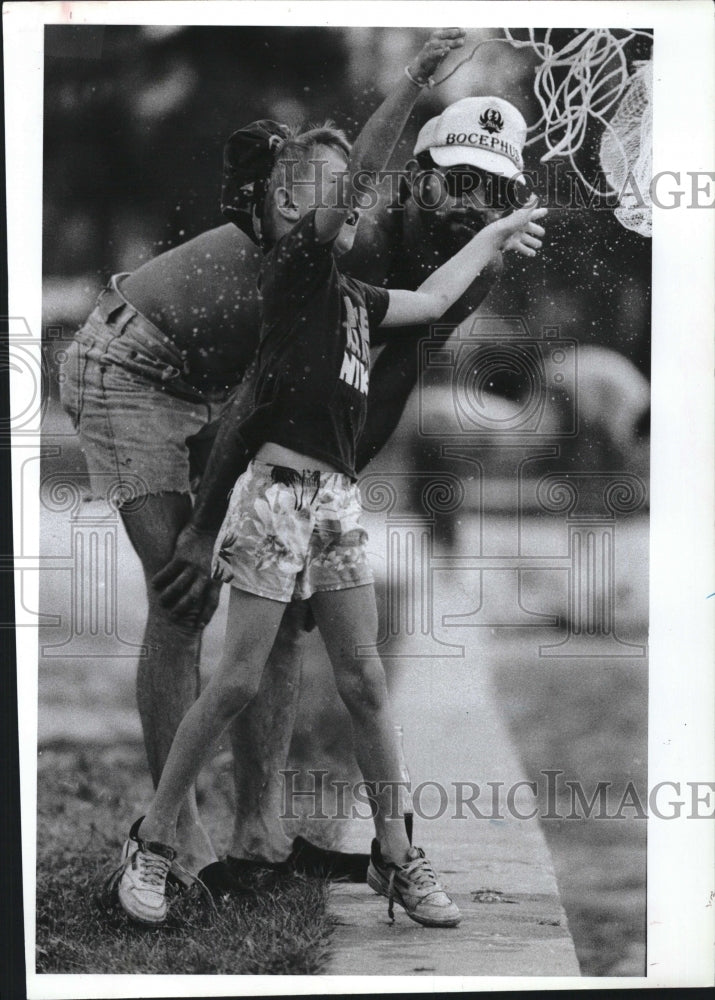 1986 Press Photo Dan Goodin &amp; son DJ casting fish net in Gulfport, Fla. - Historic Images