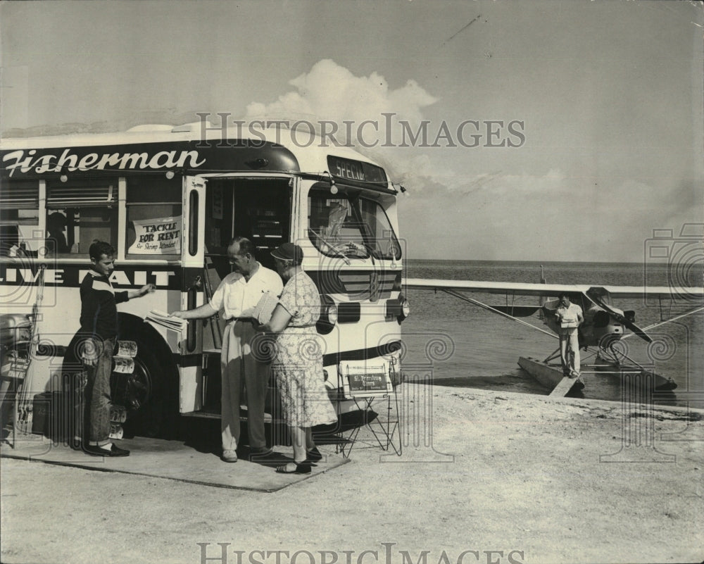 1954 Press Photo T Meredith, Mrs A Peifer &amp; Mr Clark at food stand in Florida - Historic Images