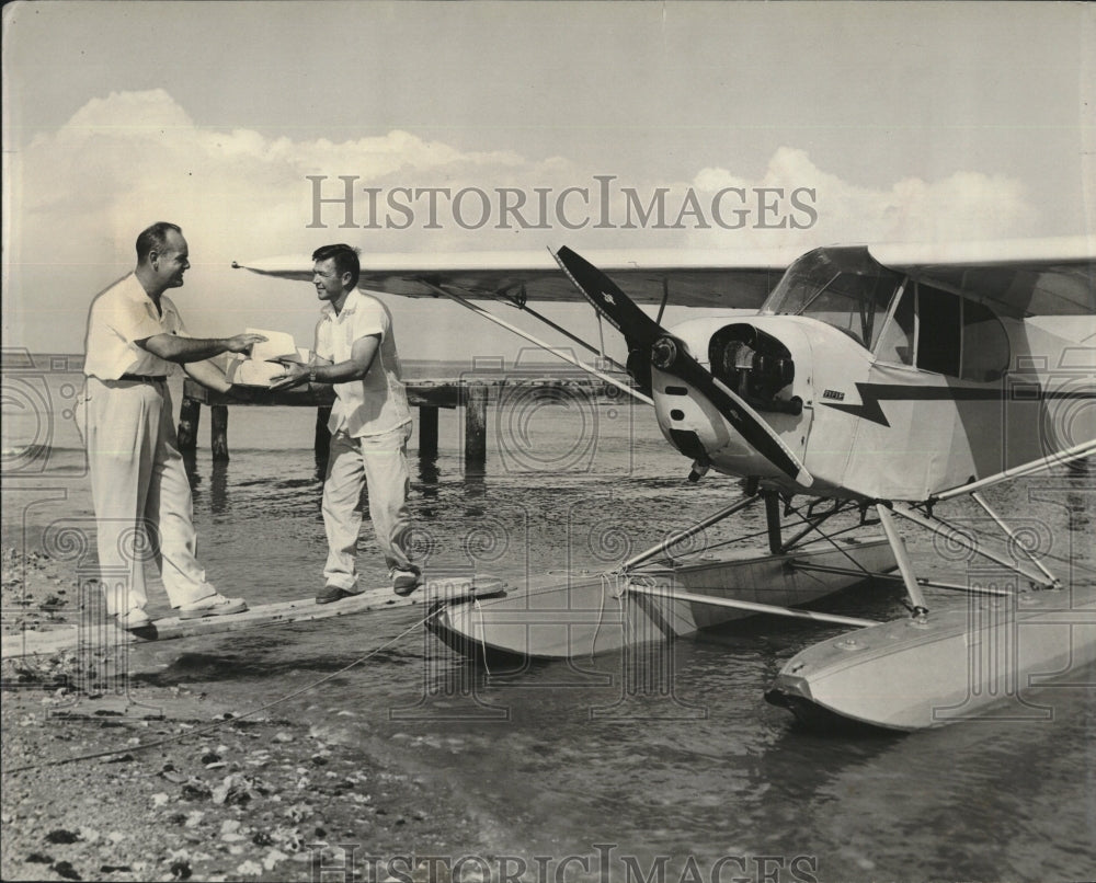 1954 Press Photo Skyburgers Pilot Bob Moses Clark meat Airport - RSM11941 - Historic Images