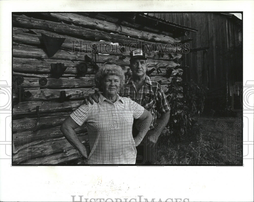 1981 Press Photo Middle America Series T.W. Buck and wife Eleanor Corn Crib - Historic Images