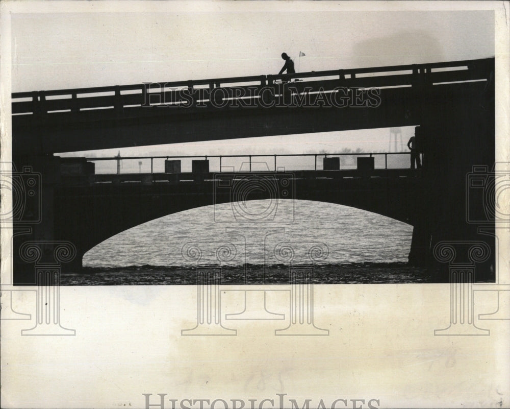 1977 Press Photo Cyclist on Memorial Causeway bridge in Florida - RSM12007 - Historic Images