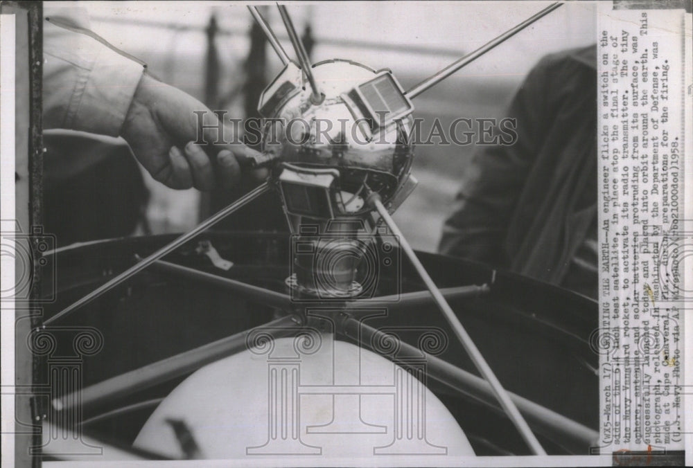 1958 Press Photo An engineer with a test satellite for Navy Vanguard rocket - Historic Images