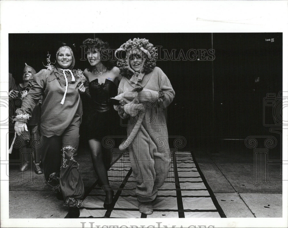 1988 Press Photo Sheryl Hennessey &amp; Michelle Foster , K Kehrer at an auction - Historic Images