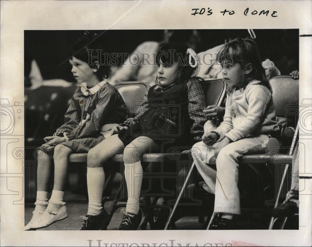 1981 Press Photo Children at a play &quot; The Barking Pussycat&quot; - RSM12039 - Historic Images