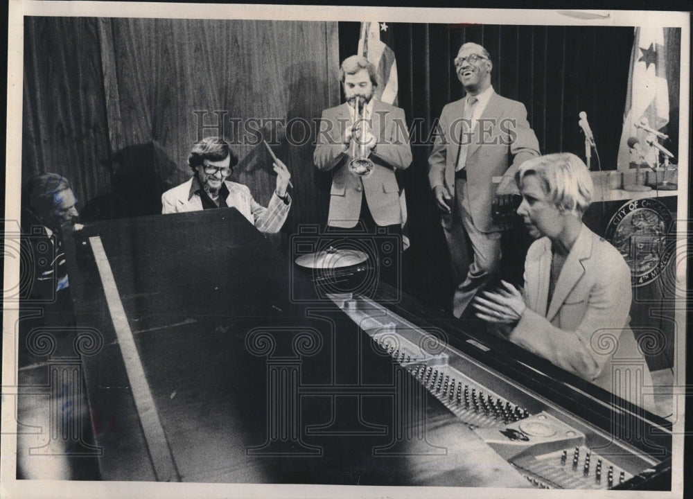 1980 Press Photo Mayor Byrne Press Conference - Historic Images