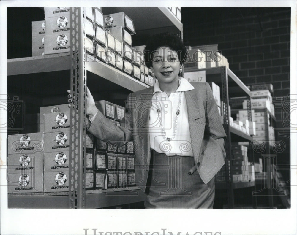 1991 Press Photo Carmen Caldero &amp; inventor at her S side Chicago warehouse - Historic Images