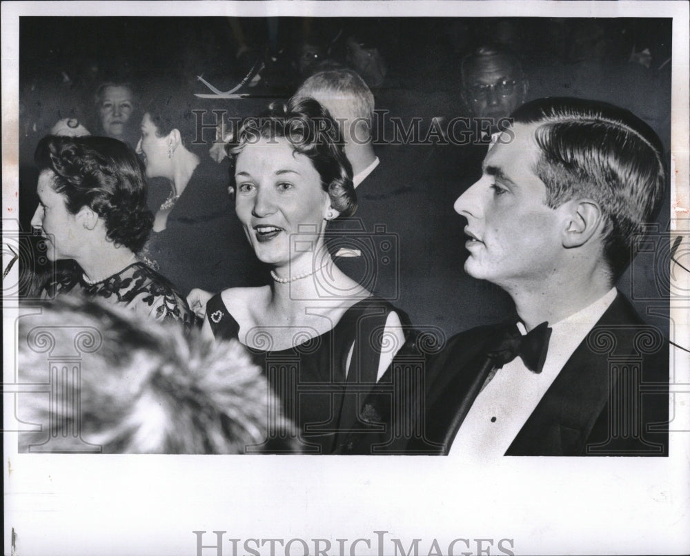 1954 Press Photo Mrs. Charles T. Fisher III Lake Court - Historic Images