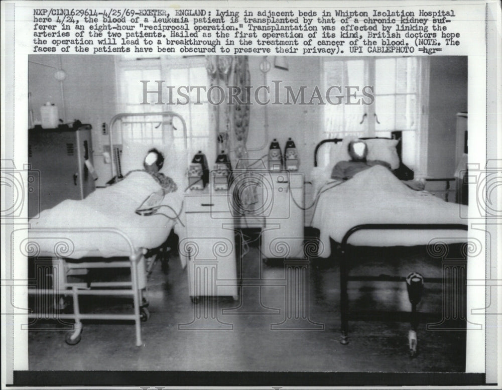 1969 Press Photo adjacent beds Whipton Isolation Hospital blood leukemia patient - Historic Images