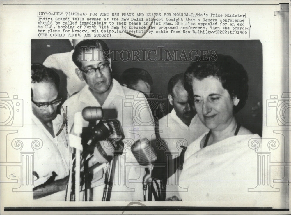 1966 Press Photo India Prime Minister Indira Ghandi New Delhi airport - Historic Images