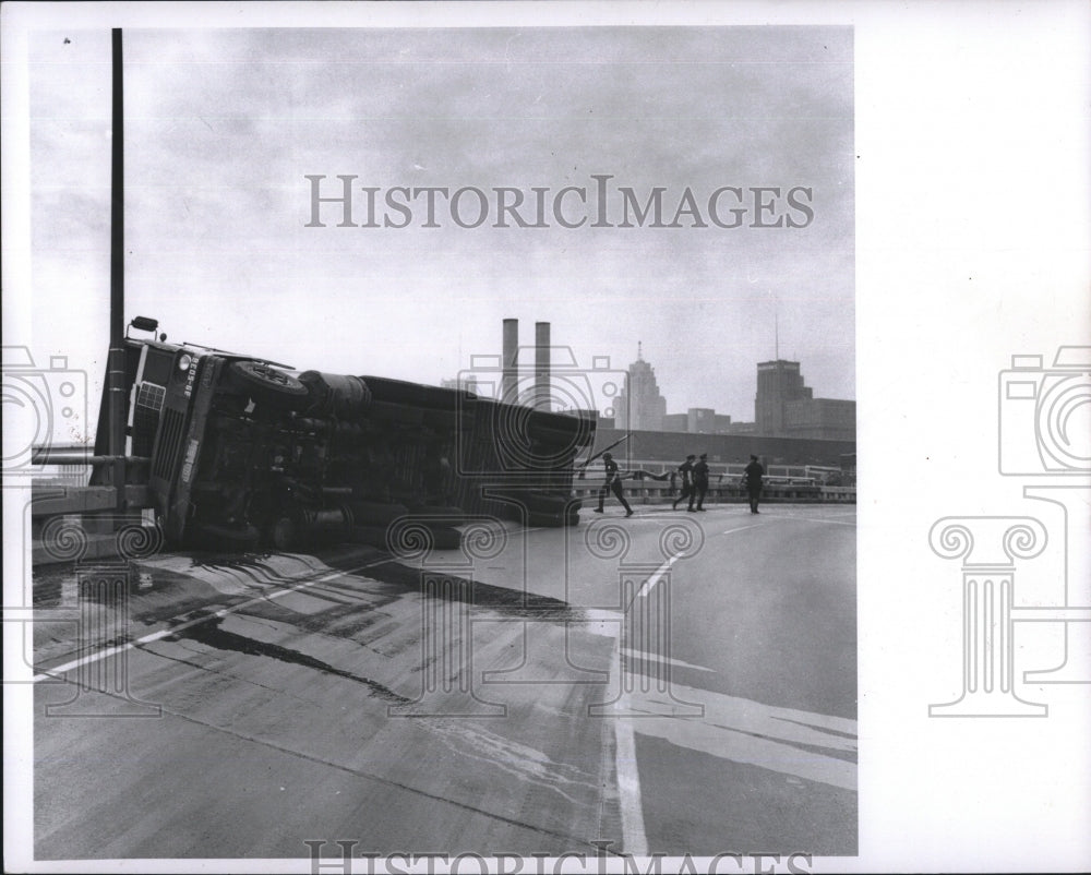 1973 accident freeway northbound Fisher Chrysler Interchange - Historic Images