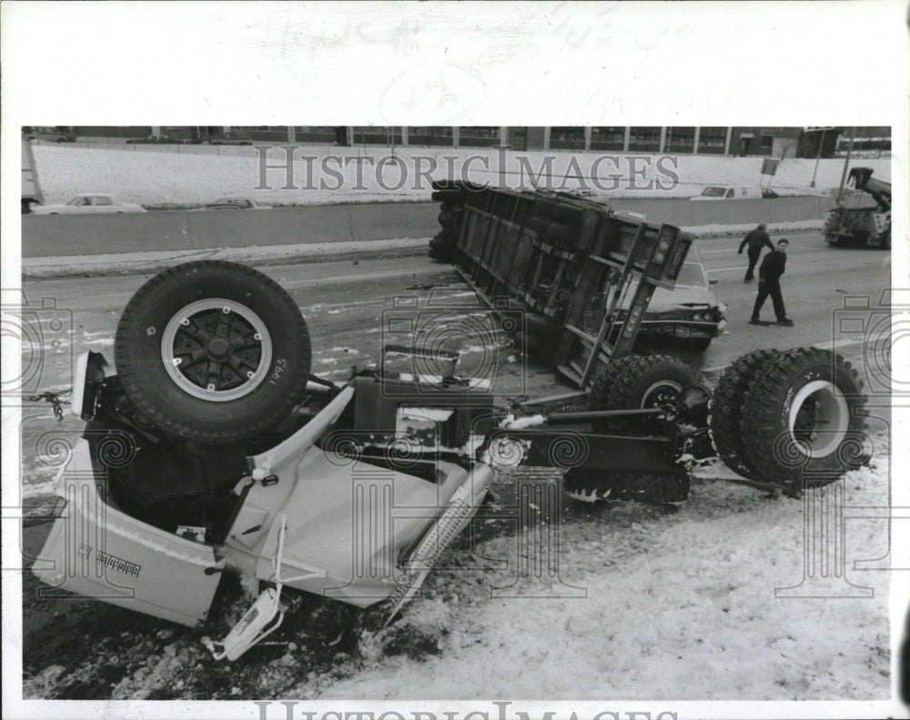 1986 Press Photo semi-tractor flatbed trailer accident Chrysler Freeway Detroit - Historic Images