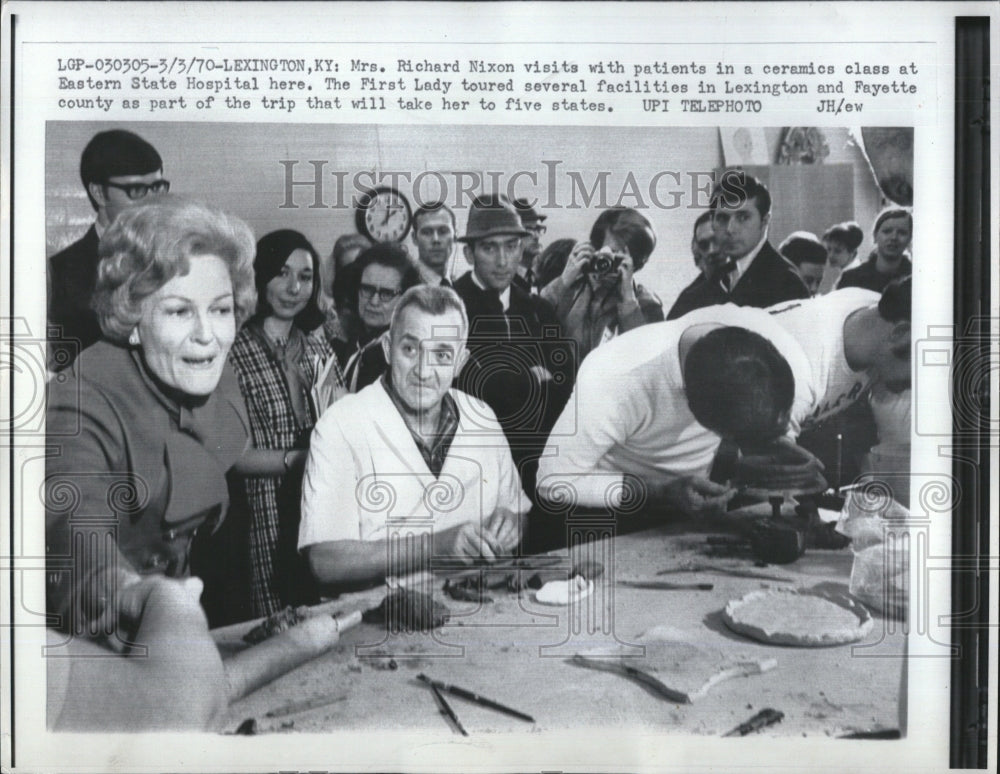 1970 Press Photo Mrs. Richard Nixon patients ceramics class Eastern State - Historic Images