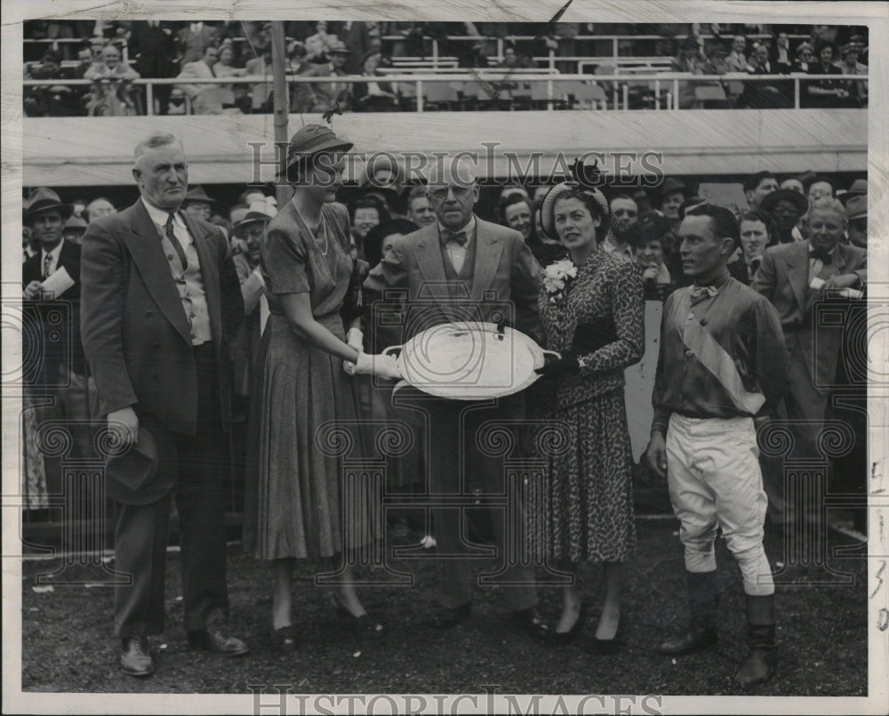 1949 Press Photo Mrs. Freddie Alger, Jockey B. Baird, M. Fisher, Charles Fisher - Historic Images