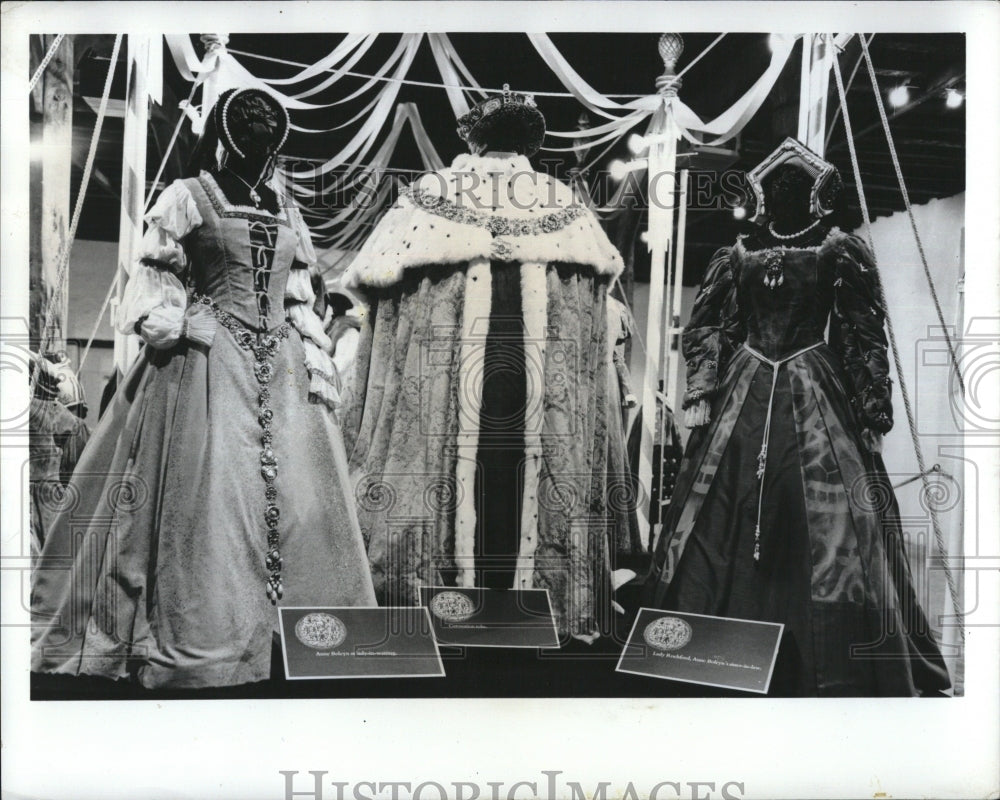 1972 Press Photo Hampton Court Palace Near London Has 16th Century Court Dress - Historic Images