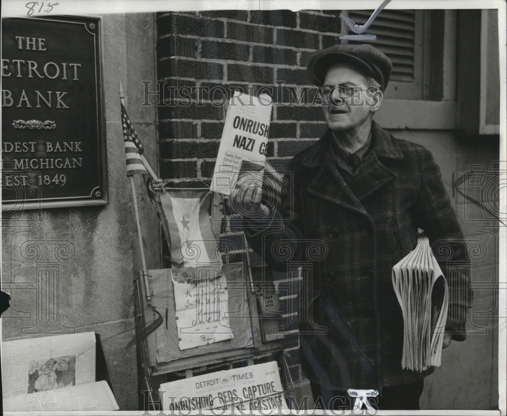 1942 Press Photo Henry Fitzgerlad at Downtown Times Stand - RSM12467 - Historic Images