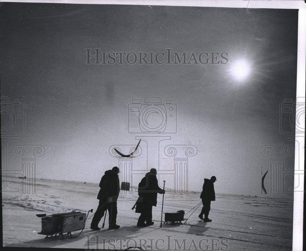 1963 Press Photo Ice Fishermen Outside Detroit - Historic Images