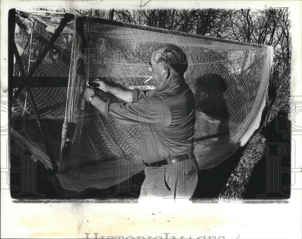 1980 Press Photo Lehman Teeple Fixing Fishing Nets - RSM12547 - Historic Images