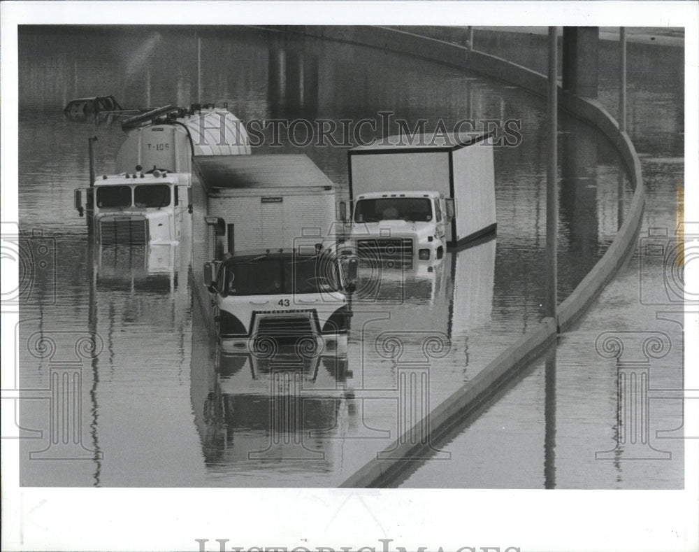 1987 Press Photo Trucks stuck in floodwaters in Detroit, Mich. - RSM12563 - Historic Images