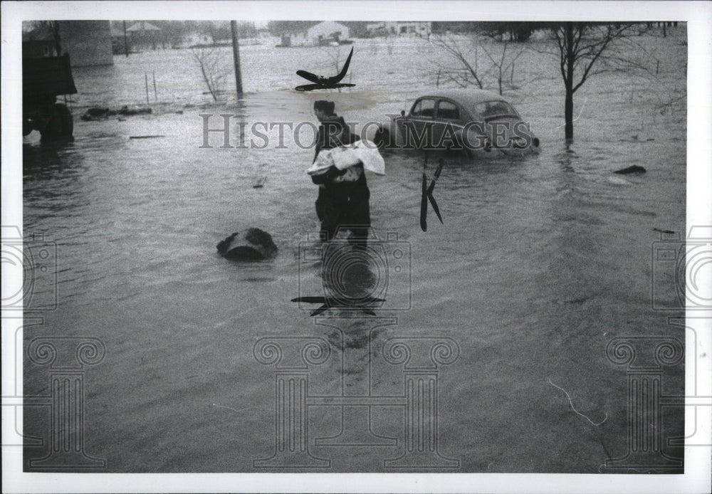 1973 Press Photo Deputies M davison & Ed Sharkus III in floodwaters - RSM12573 - Historic Images