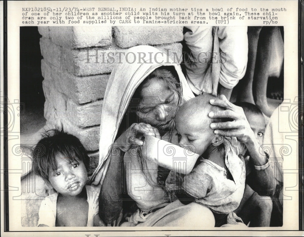 1974 Press Photo Indian Mother Feeding Children - Historic Images