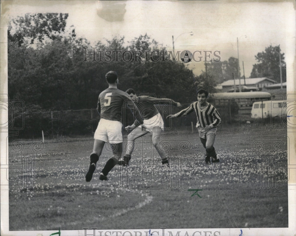 1967 Press Photo Alessandro Valentini, Armando Galmarini against Alex Klinko - Historic Images