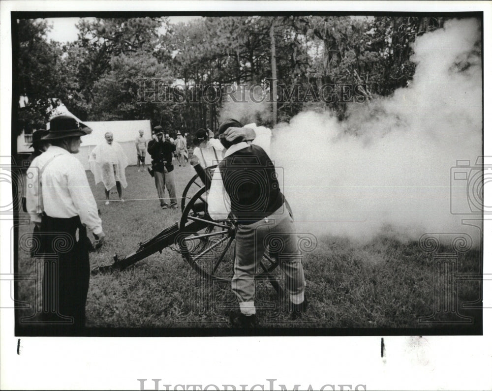 1990 Press Photo cannon great blast soldiers Suncoast Civil War Historical - Historic Images