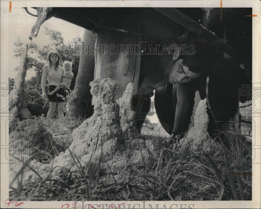 1971 Press Photo Glen Miller under truck sculptures - RSM12715 - Historic Images