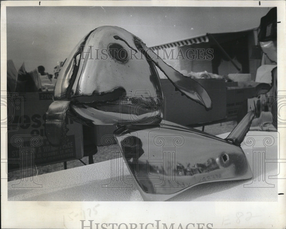 1977 Press Photo Ross M. Dickson bunny munching carrot art form abstract piece - Historic Images