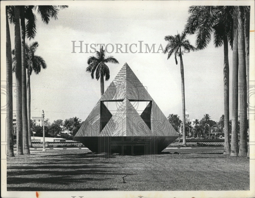 1976 Press Photo sculpture - RSM12733 - Historic Images