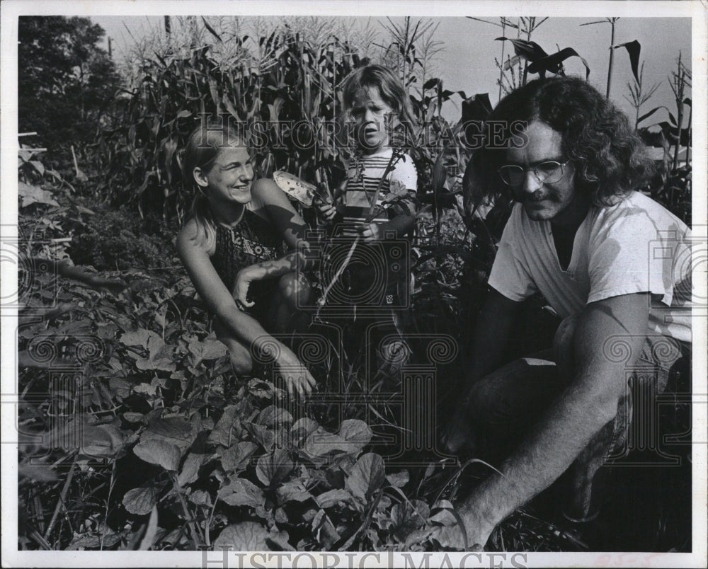 Press Photo Brian Norton son Michael University Florida garden - RSM12741 - Historic Images