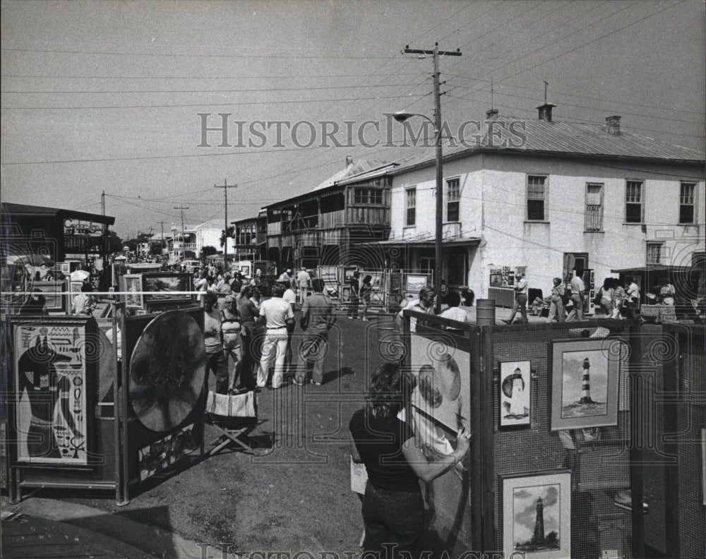 1960 Press Photo Visitors to annual CedarKey, Florida art show - Historic Images