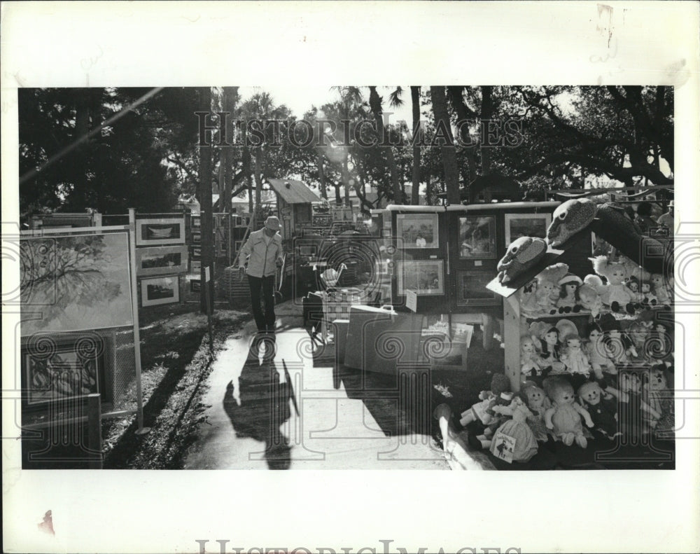 1980 Press Photo Vistor at an outdoor art show in Indian Rocks Beach, Fla. - Historic Images