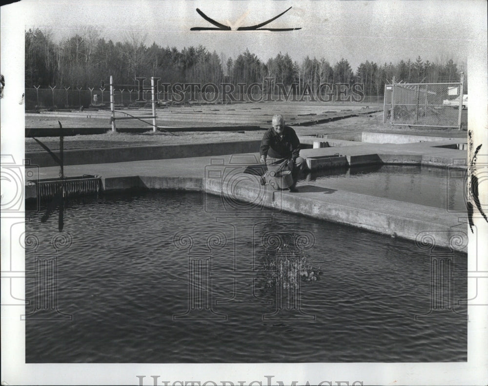 1964 Press Photo Marquette Hatchery &amp; supv Russell Robertson - RSM12773 - Historic Images