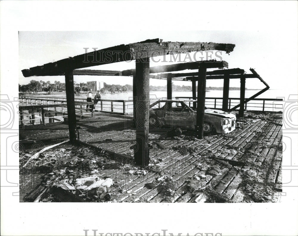 1986 Press Photo Arson Burnt Down Building with car - Historic Images