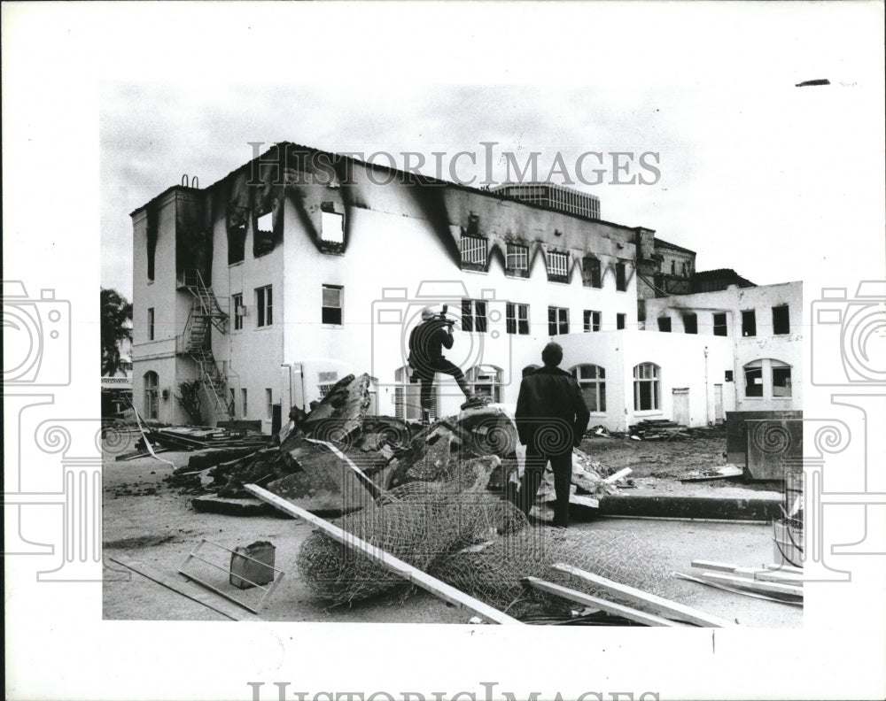 1985 Press Photo Fire inspectors at burned Concord Hotel in St Pete. fla. - Historic Images