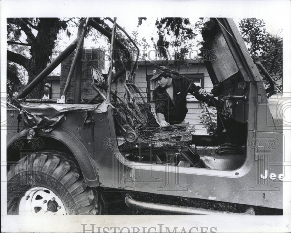 1984 Press Photo man looks at his jeep gutted by a vandals fire in Florida - Historic Images