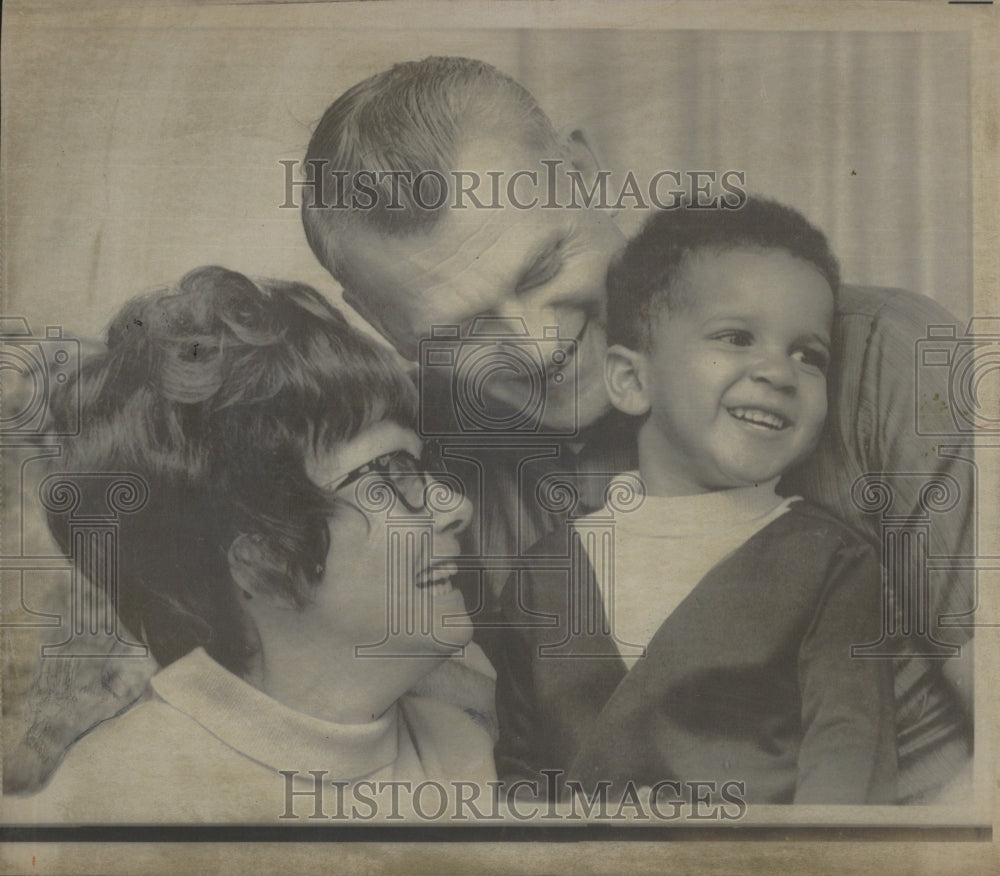 1968 Press Photo Frank &amp; Joy Damaschke With Son Scott - Historic Images