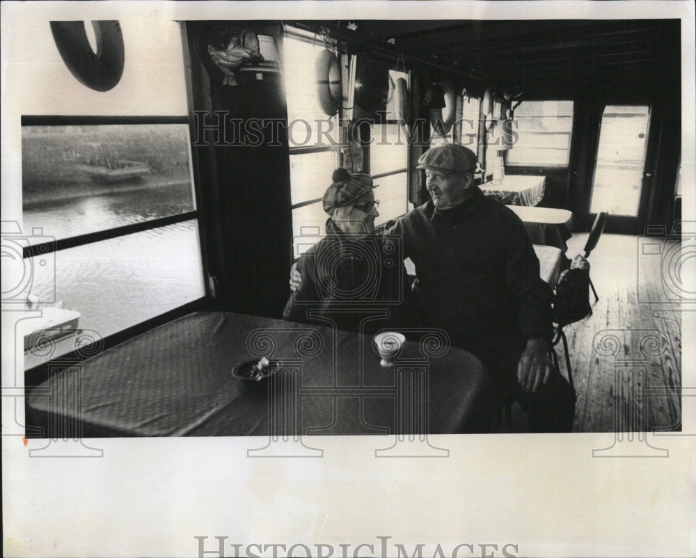 1977 Press Photo Oscar & Ruth Larsen In Anciote River Boat Club Dining Room - Historic Images