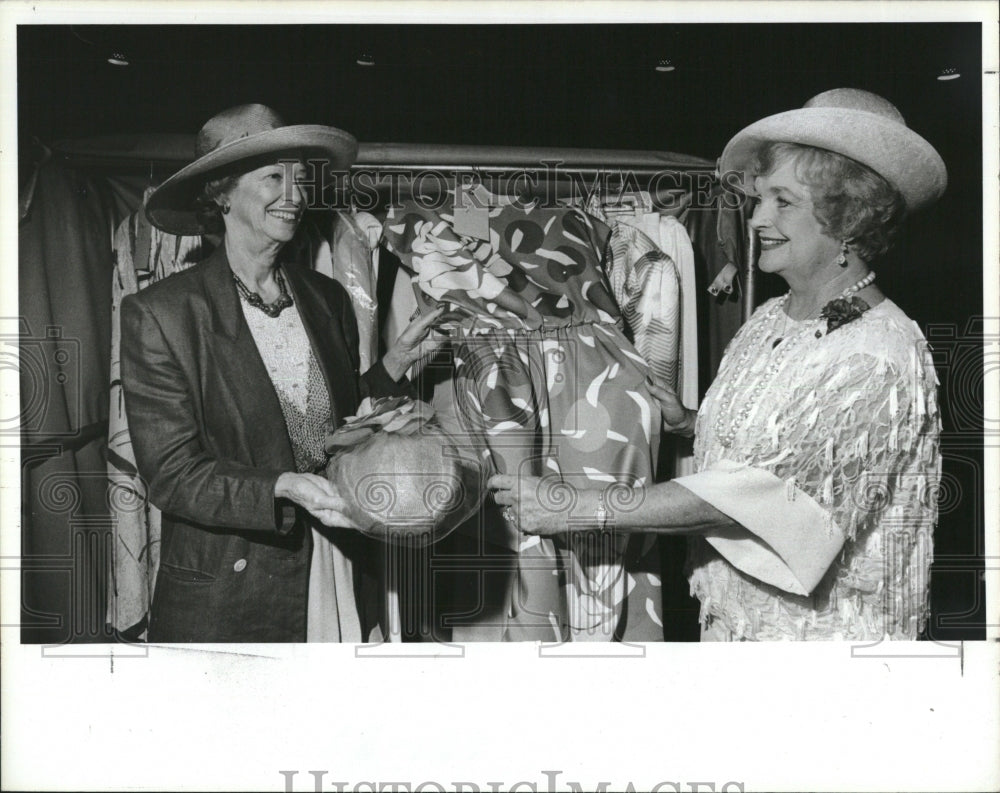 1996 Press Photo Virginia Turner &amp; betty Polfer look at fashions - RSM12939 - Historic Images