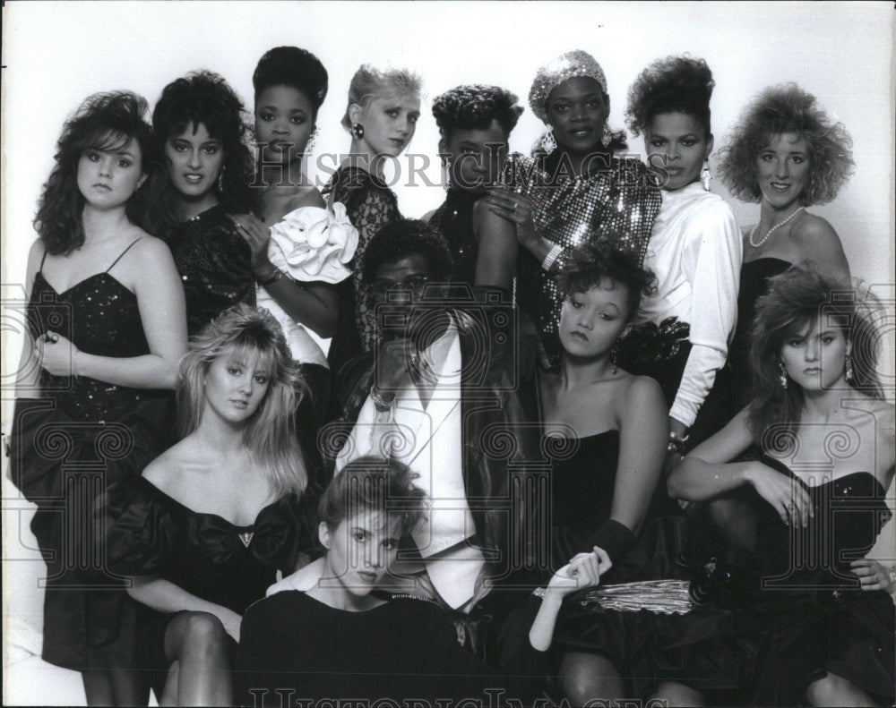 1989 Press Photo A large group of fashion models - RSM12947 - Historic Images