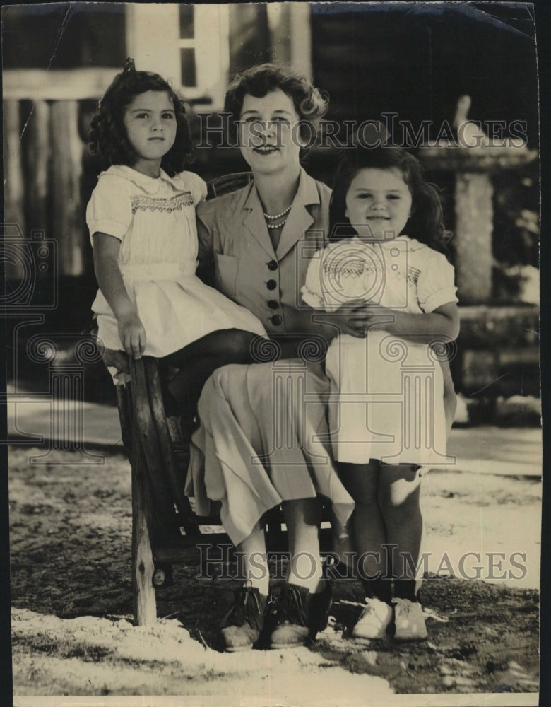 1937 Press Photo Nancy Seaton Sasse with Daughters St. Petersburg - RSM13009 - Historic Images